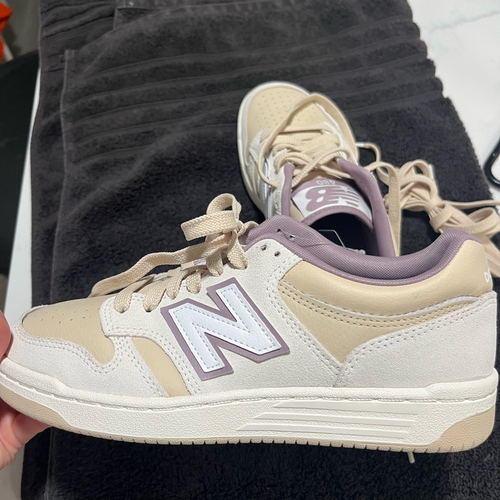 *NEW* New Balance Cream and Lavender 480 Sneakers 💌 - Picture 2 of 5